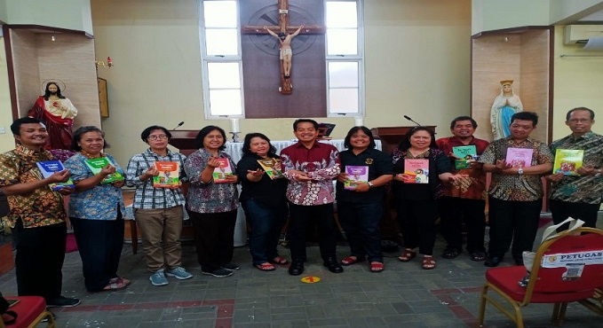 buku kurikulum merdeka sebagai pegangan guru agama Persink dari Paroki Pinang PAKAI